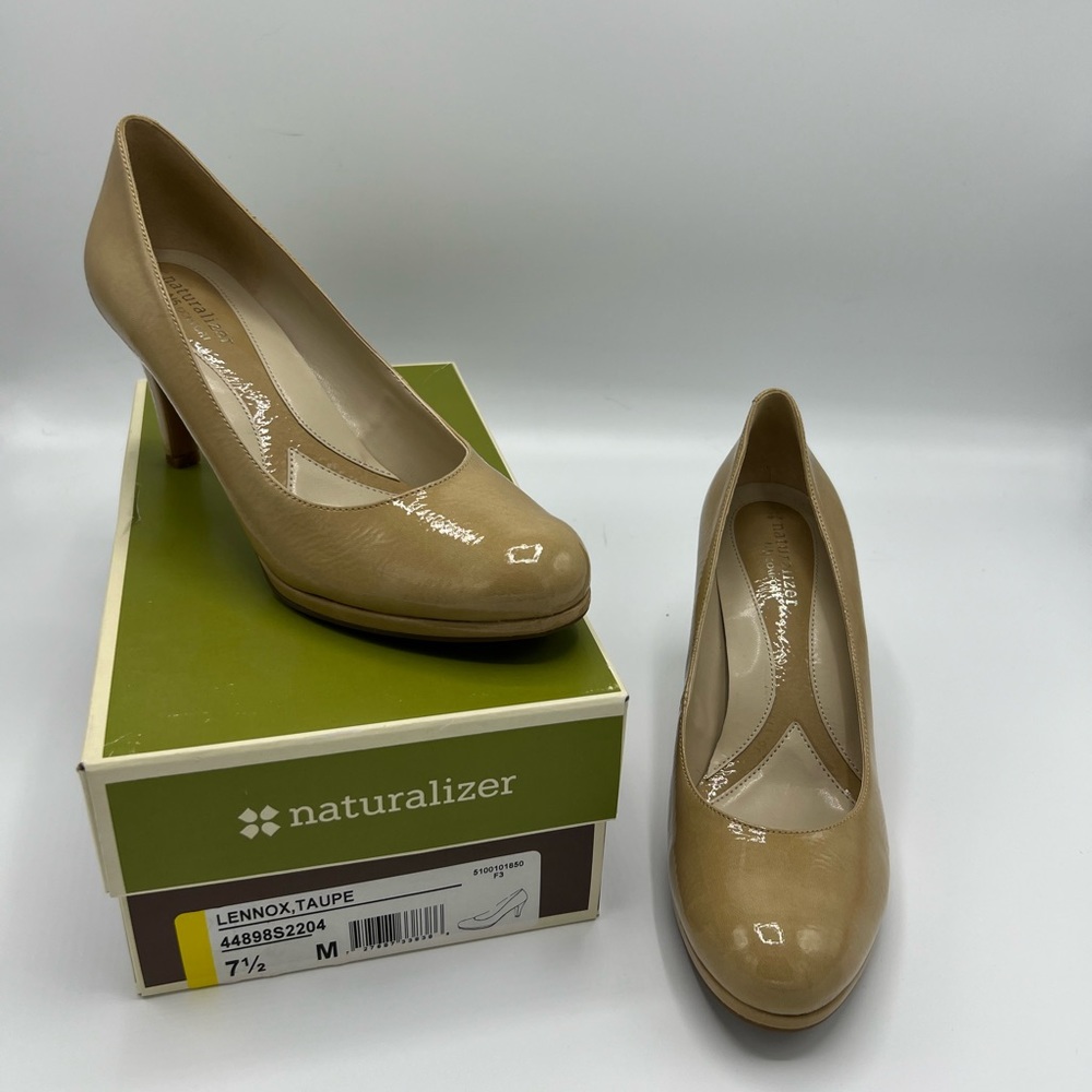 NWT Naturalizer Lennox heels in Taupe 7.5